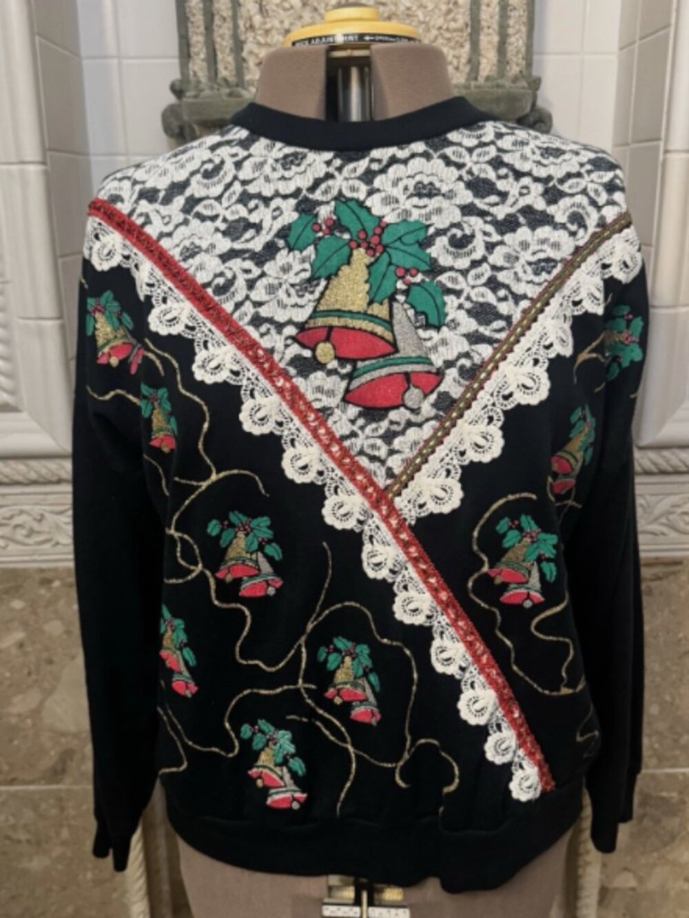 Unbranded.  Size 1X. Christmas Sweater.  Pullover.  Black White.  Stretch. B29